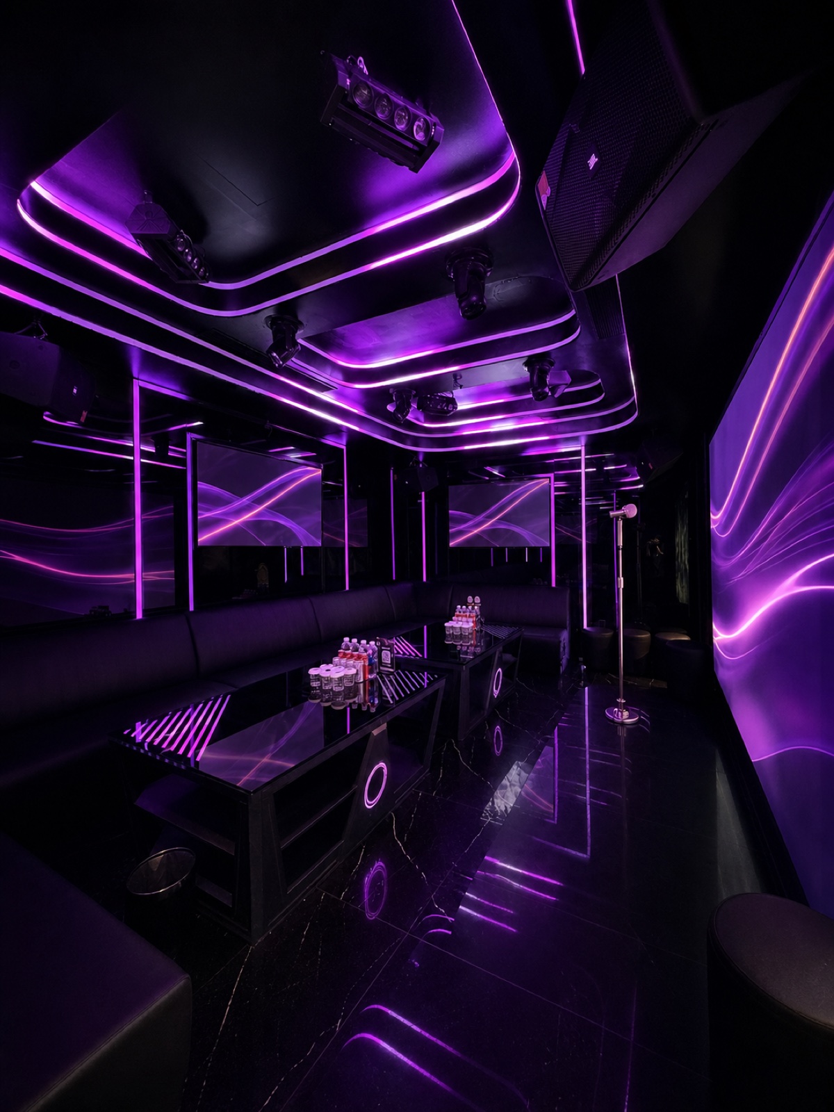 Phòng VIP 888 tại MEI Hàm Nghi với sofa dài, bàn đôi, nhiều màn hình và hệ đèn sân khấu tím